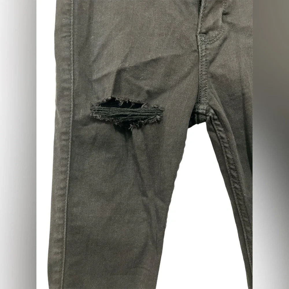Hollister Jeans New With Tags! shredded parts of legs with close up size 24x26 - Picture 2 of 3